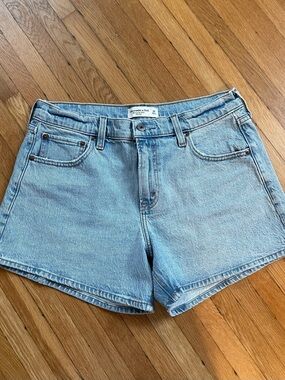 Abercrombie & Fitch A-Line Mid-Rise Short